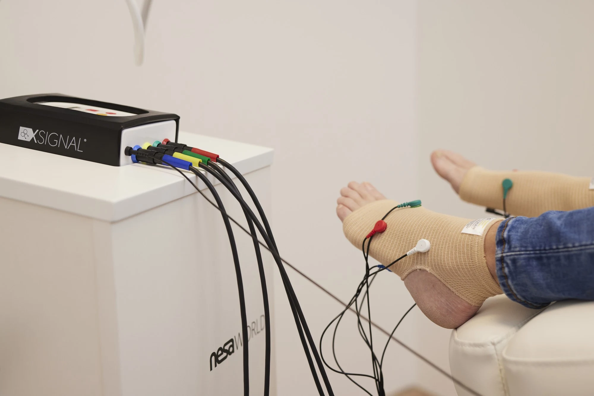 NESA-apparatuur met aangesloten elektroden aan de voeten