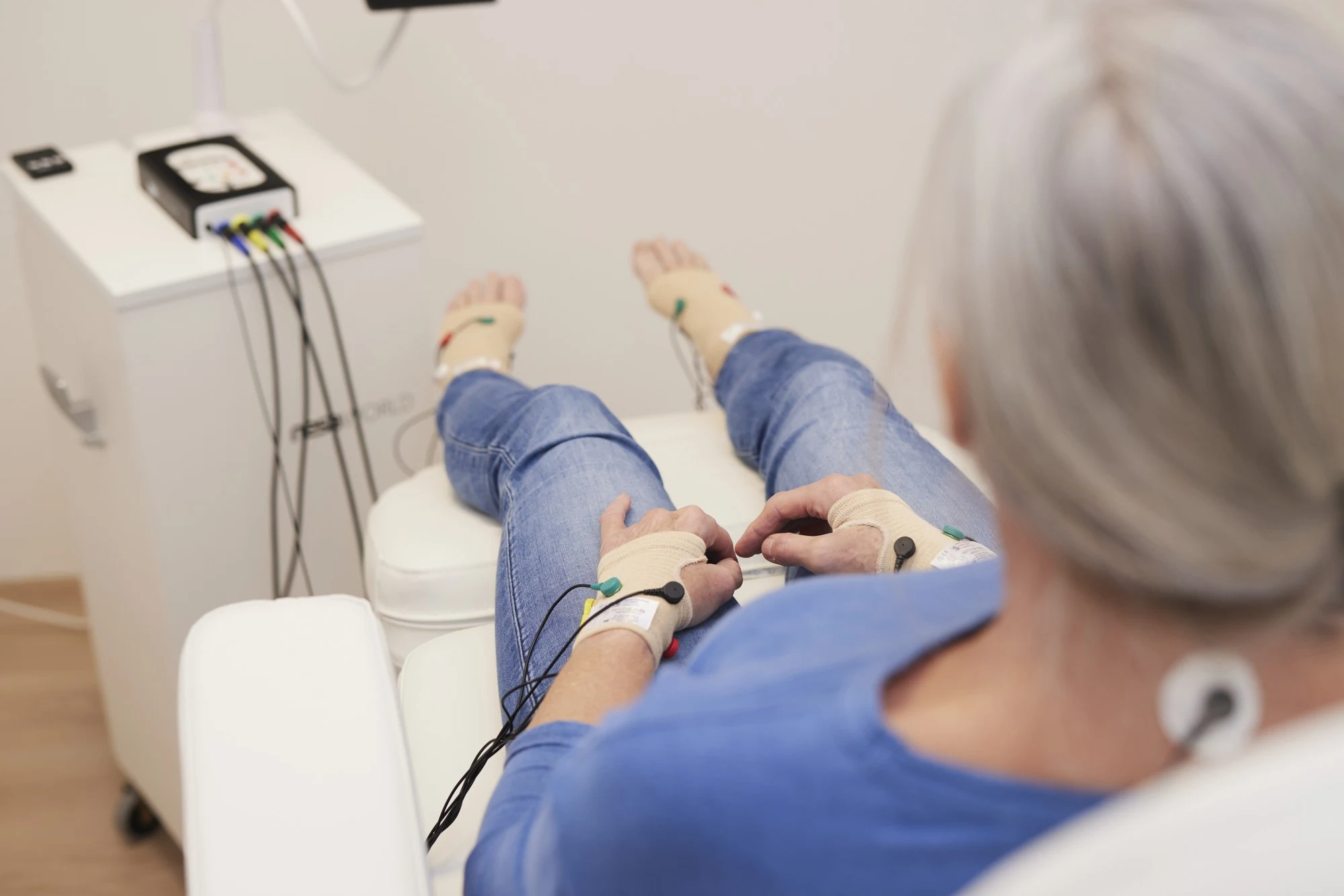 Een persoon zit ontspannen tijdens een NESA-sessie